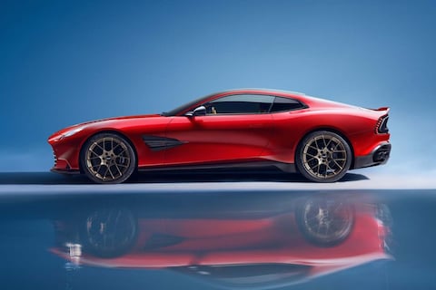 Wie bijbetaalt kan twee mensen zonder benen meenemen in Aston Martin Vanquish