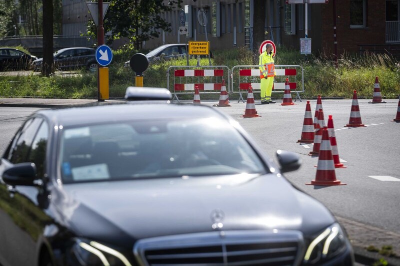 Auto die moet omkeren wegens dichte weg