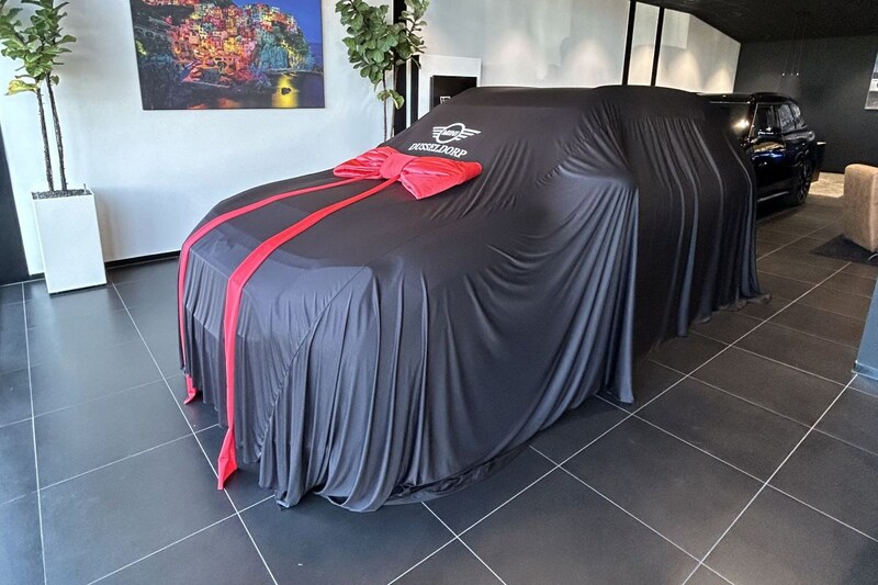 Bas van Putten auto in showroom