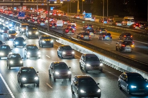 Drukke ochtendspits door ongelukken en buien