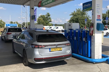 Volkswagen Passat bij een Aral tankstation in Duitsland