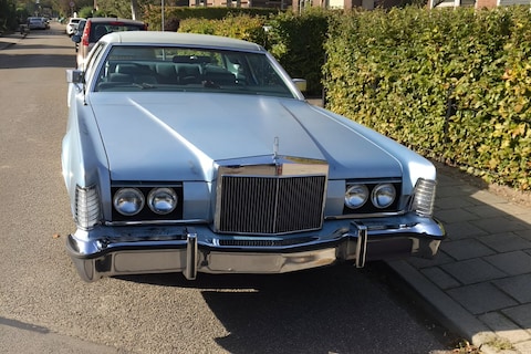 Deze Lincoln Continental is een van de langste auto's ooit - In het Wild