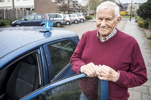 Oudste rijinstructeur van Nederland is 90 en blijft nog even rijles geven