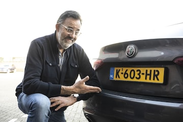 Man bij kenteken met duplicaatcode