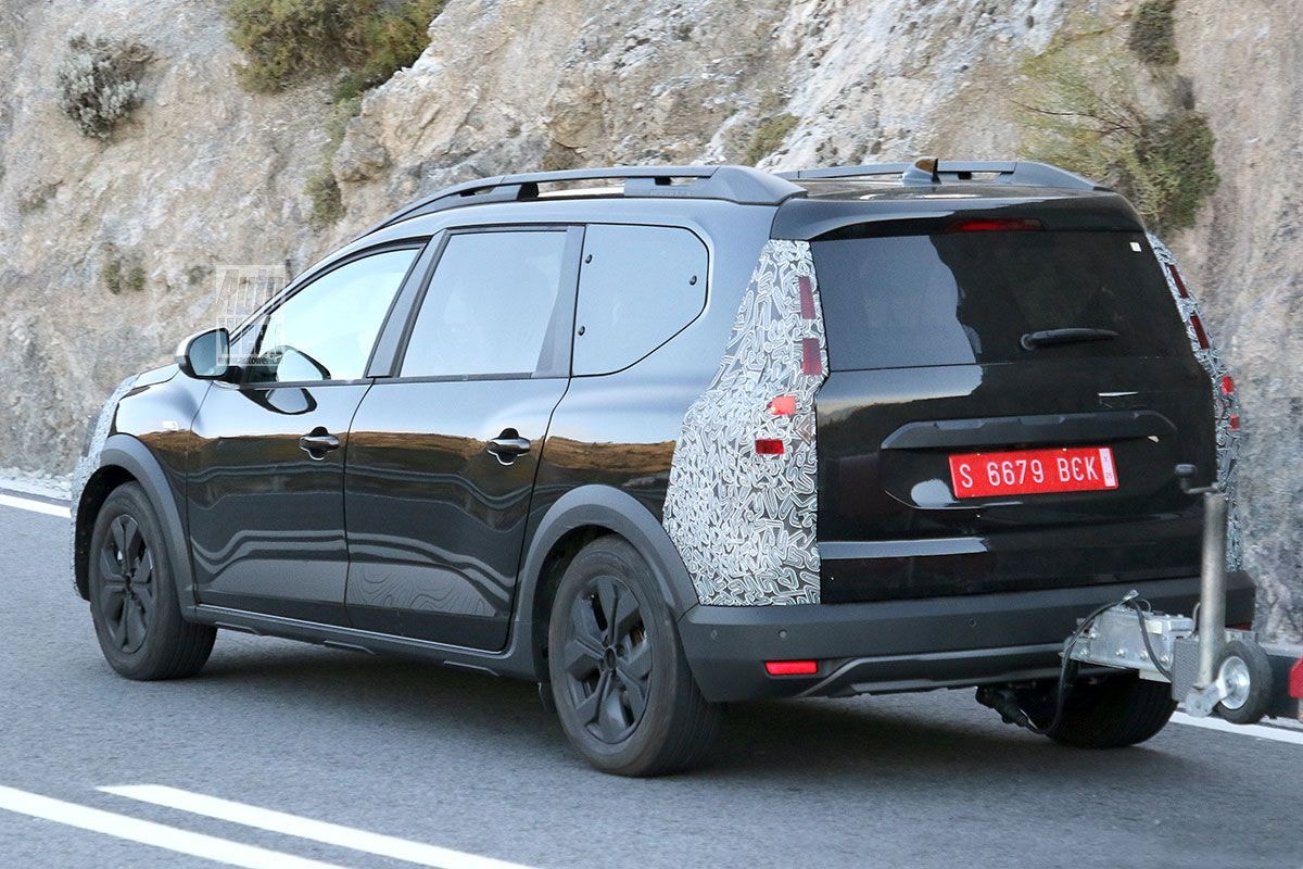 Dacia Jogger facelift spyshots