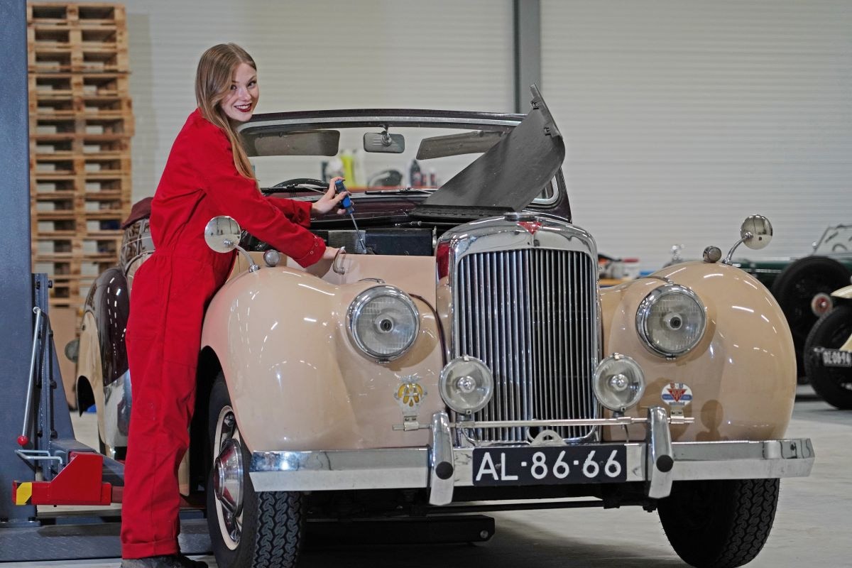 Rachel koestert klassiekers merk Alvis