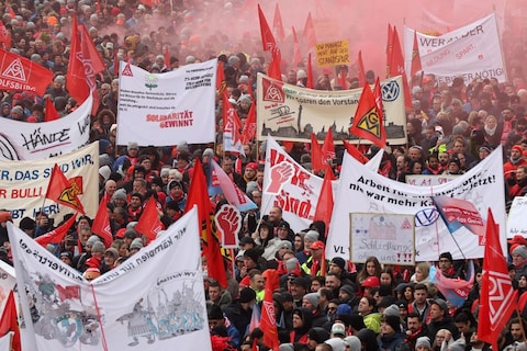 Duizenden Volkswagen-medewerkers demonstreren voor hoofdkantoor