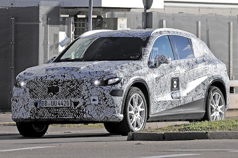 De elektrische Mercedes-Benz GLC laat zijn achterlichten zien