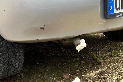 Klimaatactivisten pompen uitlaat vol met purschuim