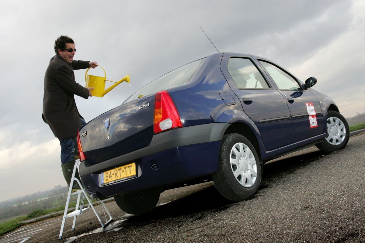 Dacia Logan AutoWeek duurtester in 2005