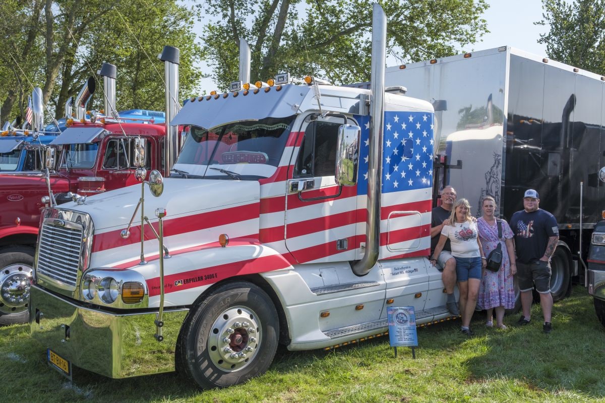 Amerikaanse truck als camper: Freightliner met trailer
