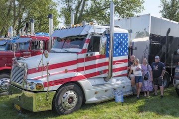 Amerikaanse truck als camper: Freightliner met trailer