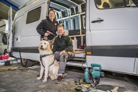 Sanne en Femke bouwden hun eigen camper, want een nieuwe is te duur