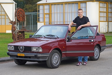 Casper is uit 2006, zijn Alfa Giulietta uit 1981: 'rijden is werken, heerlijk design, goed zicht'
