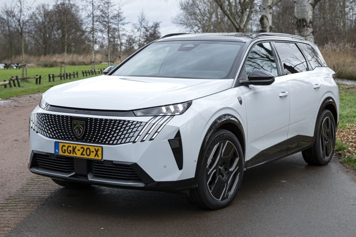 Peugeot E-5008 Tesla Model Y dubbeltest