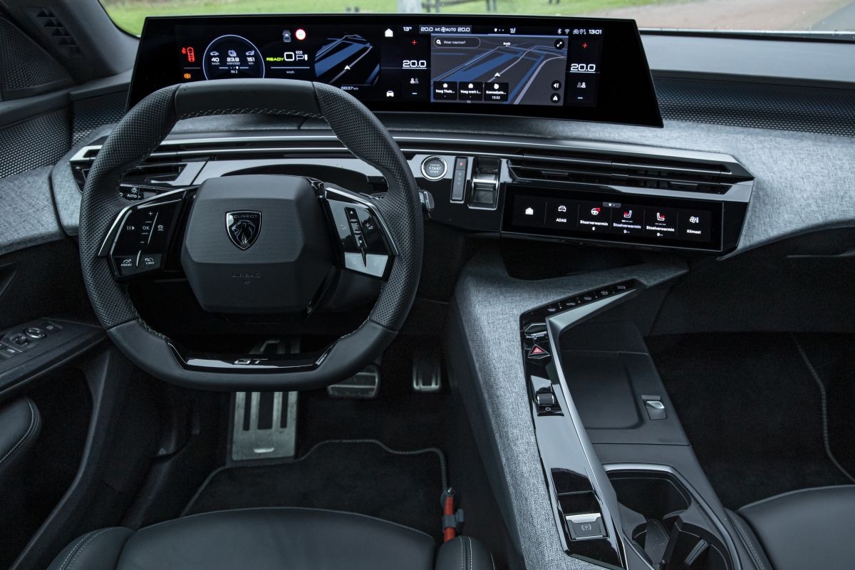Peugeot E-5008 Tesla Model Y dubbeltest