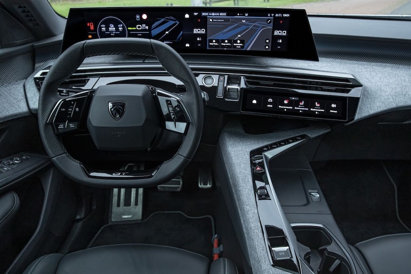 Peugeot E-5008 Tesla Model Y dubbeltest