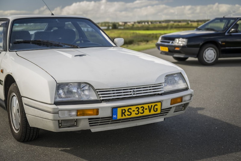 Citroen CX uit 1987 en Renault 25 op de achtergrond