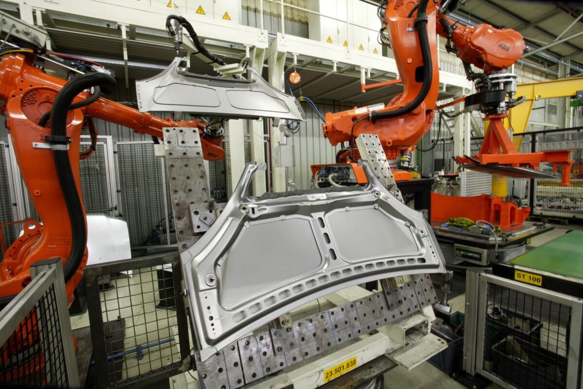 Panelen voor auto's bij Voest Polynorm