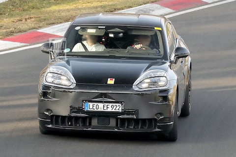 Nieuwe elektrische Porsche Cayenne Coupé in vermomming over de Nürburgring