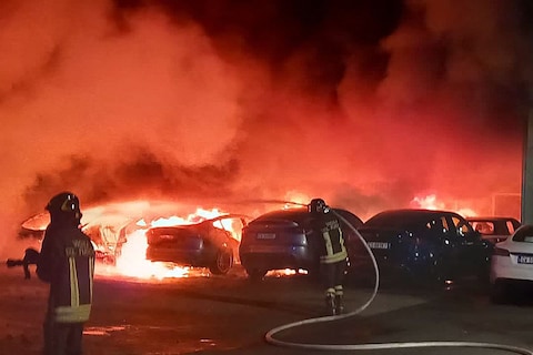 Flinke brand bij Tesla-dealer Rome: waarschijnlijk aangestoken