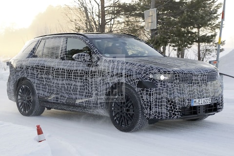 Nieuwe BMW X5 scheurt door de sneeuw