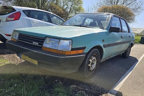 Deze Toyota Carina is aan het overleven - In het wild