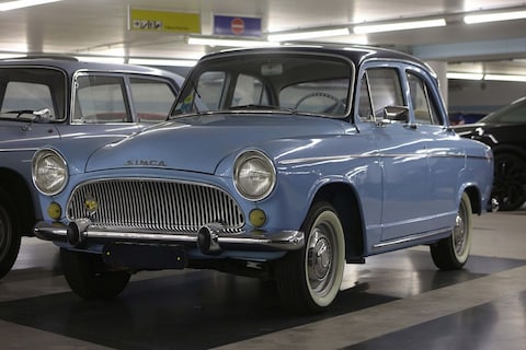 Deze Simca Aronde wacht geduldig op de terugkeer van de lente