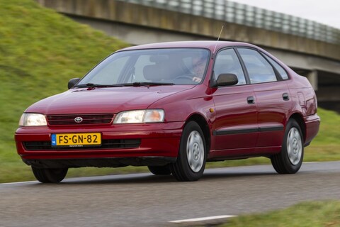 Toyota Carina E (1992) - op de valreep Japans, deze kan nog eeuwig mee als hij roest mijdt