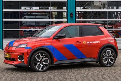 Renault 5 als brandweerauto de weg op
