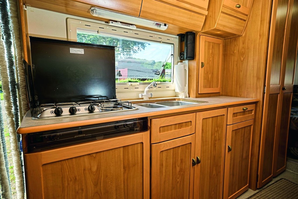 Camper Hymer Camp, oudere alkoofcamper uit 1995