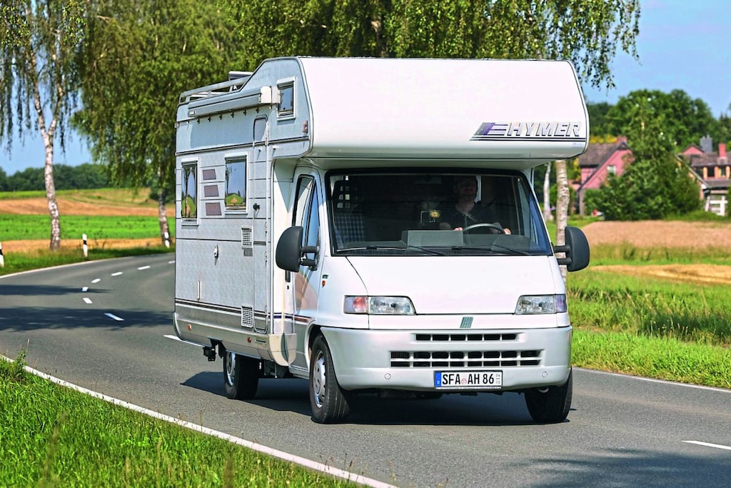 Camper Hymer Camp, oudere alkoofcamper uit 1995
