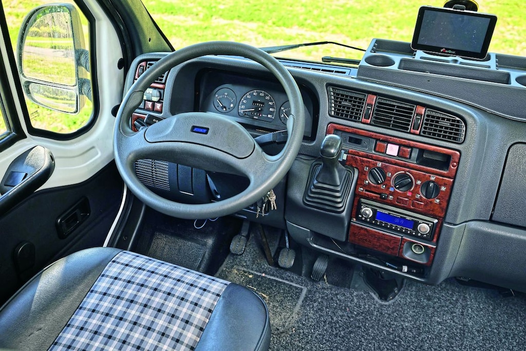 Camper Hymer Camp, oudere alkoofcamper uit 1995