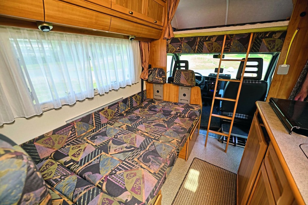 Camper Hymer Camp, oudere alkoofcamper uit 1995