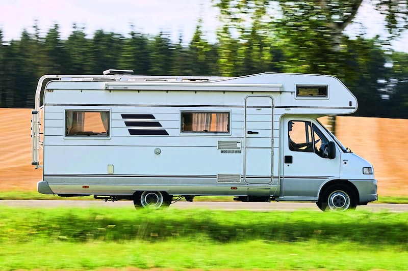 Camper Hymer Camp, oudere alkoofcamper uit 1995