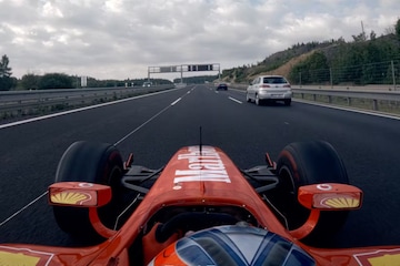 Formule-auto op openbare weg (foto: Trackzone)
