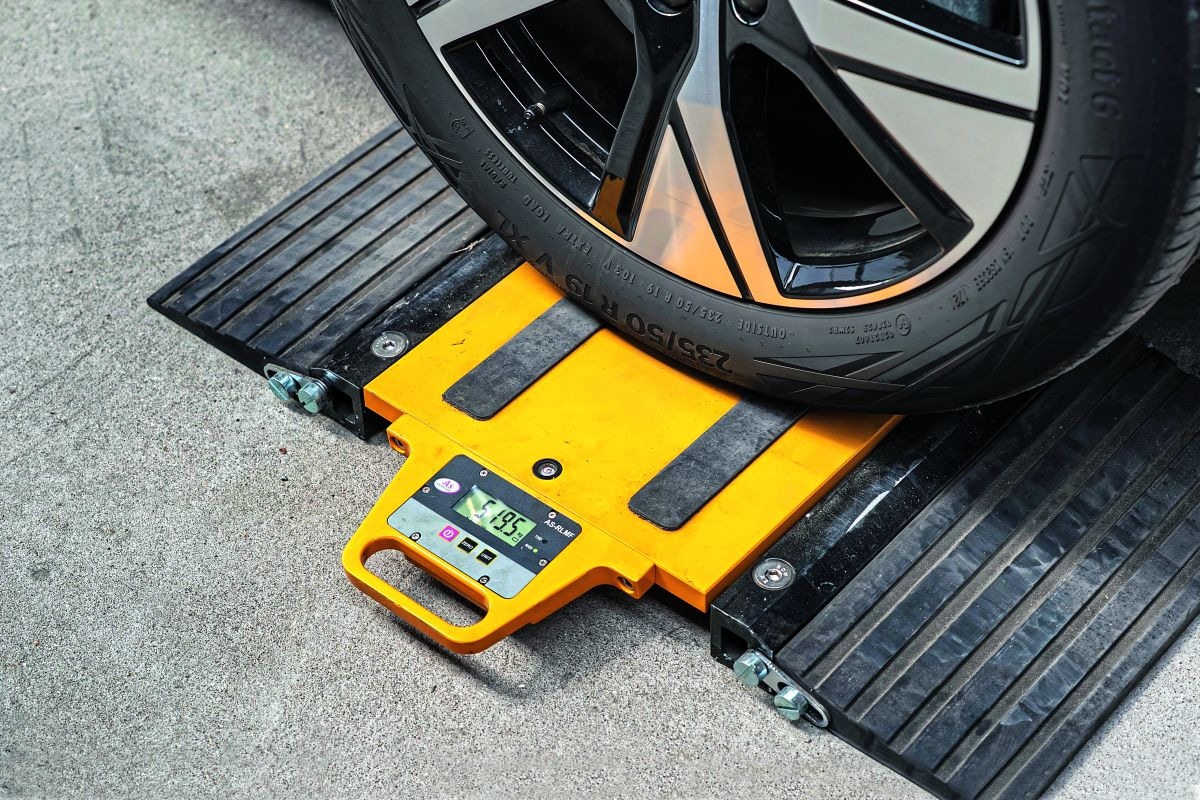 Test met elektrische auto's die zwaar beladen zijn