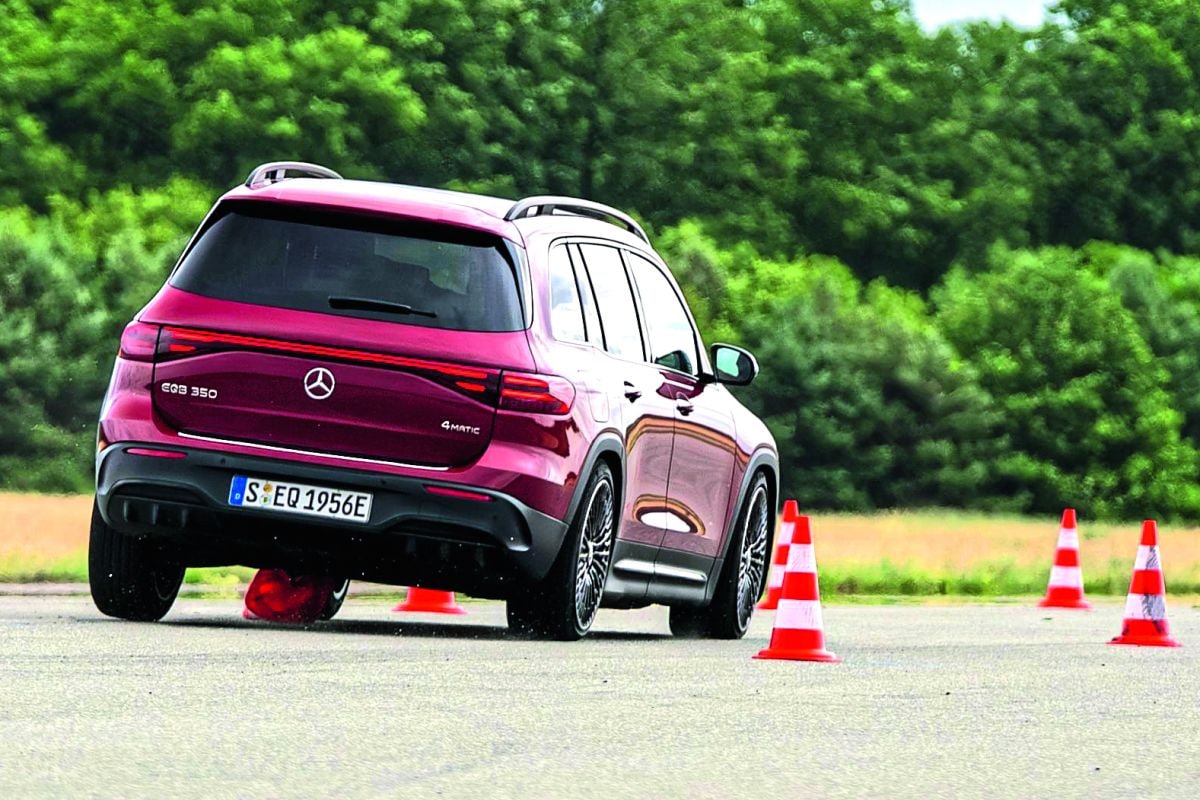 Mercedes-Benz EQB in actie op testbaan