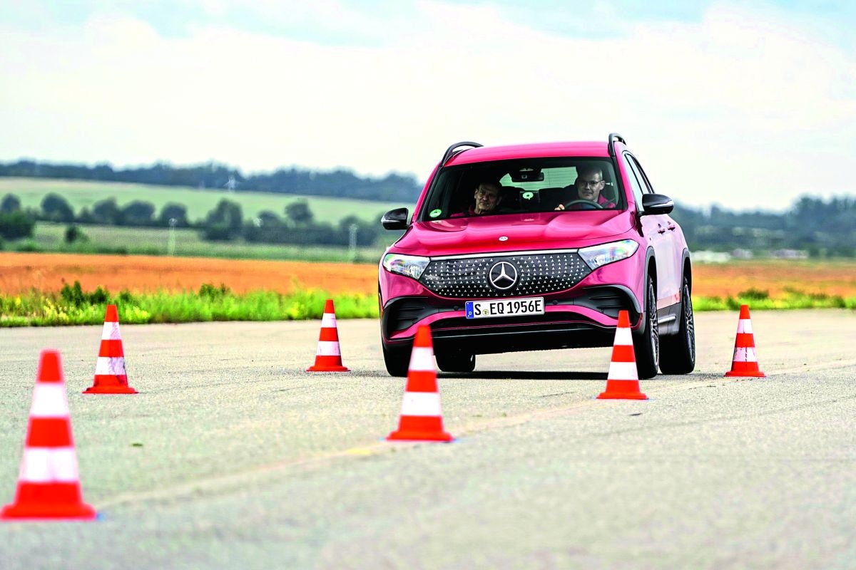 Mercedes-Benz EQB in actie op testbaan