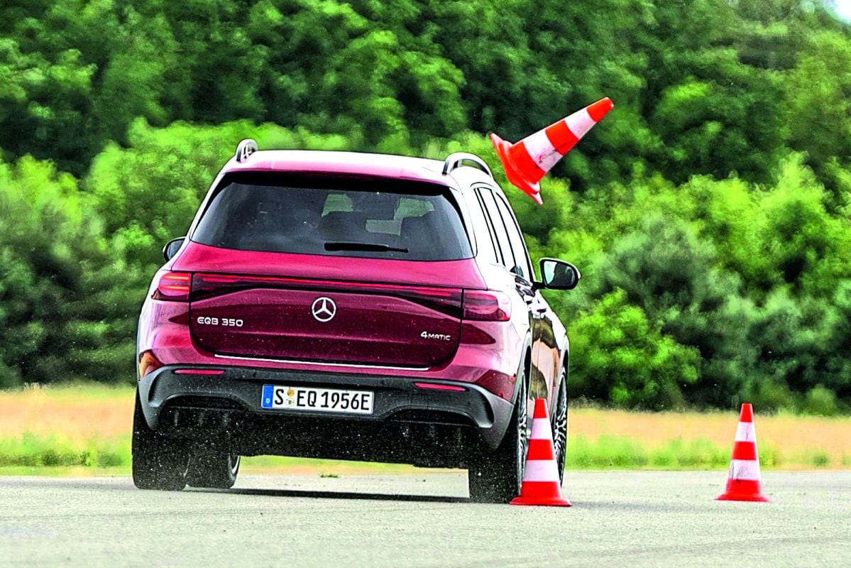 Mercedes EQB in actie op testbaan