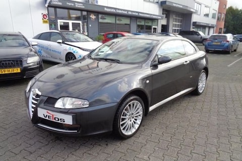 Een coupé voor een prikkie: twee valsspelers maar met de Alfa GT een fraaie echte coupé!