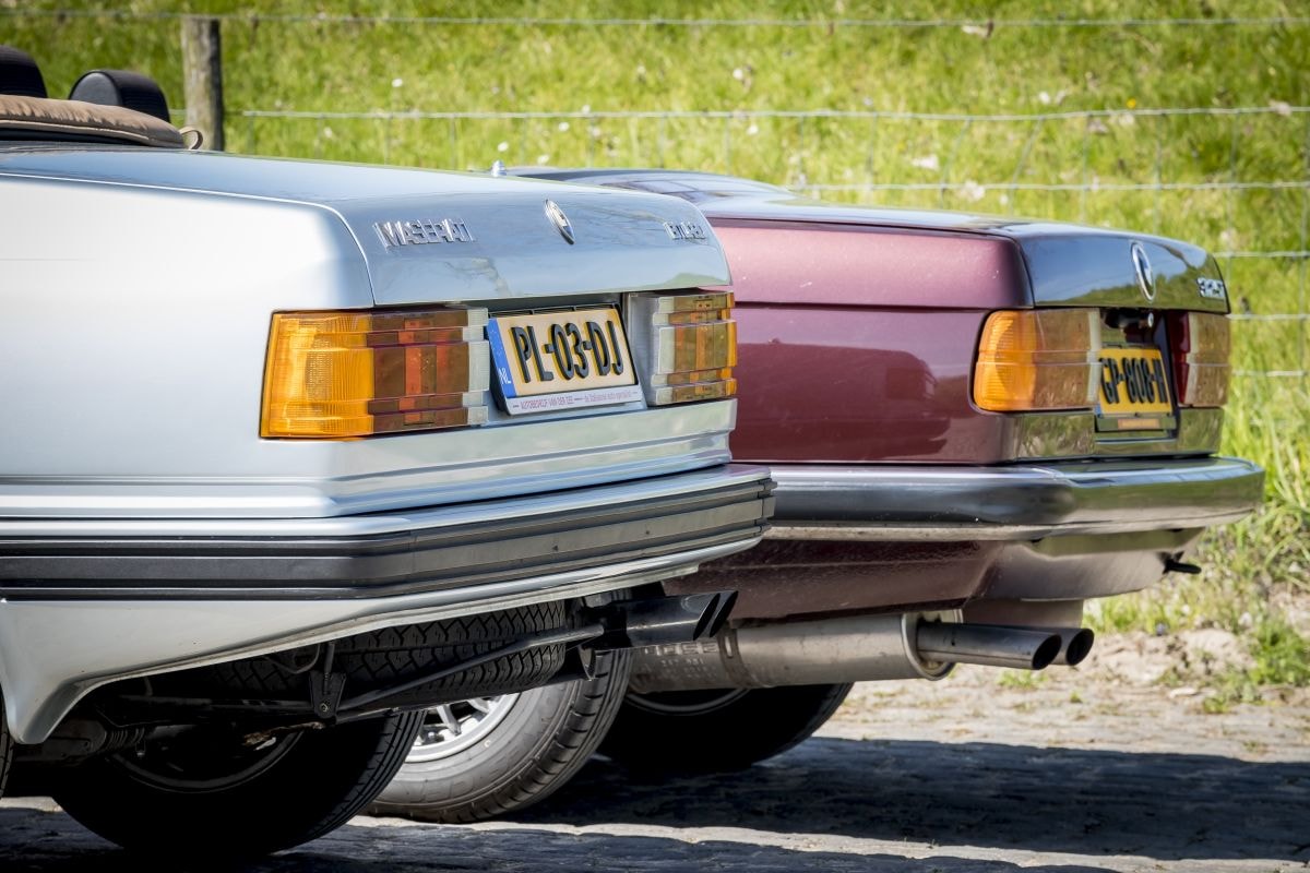 BMW 325i Cabriolet en Maserati 222 Spyder klassieke cabrio