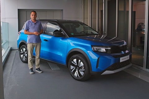 In compacte Opel Frontera passen zeven mensen maar achterste twee zien bijna niets