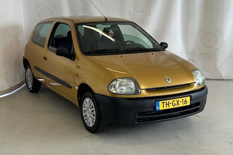 Deze Renault Clio zit in een gevaarlijke positie - Liefhebber gezocht