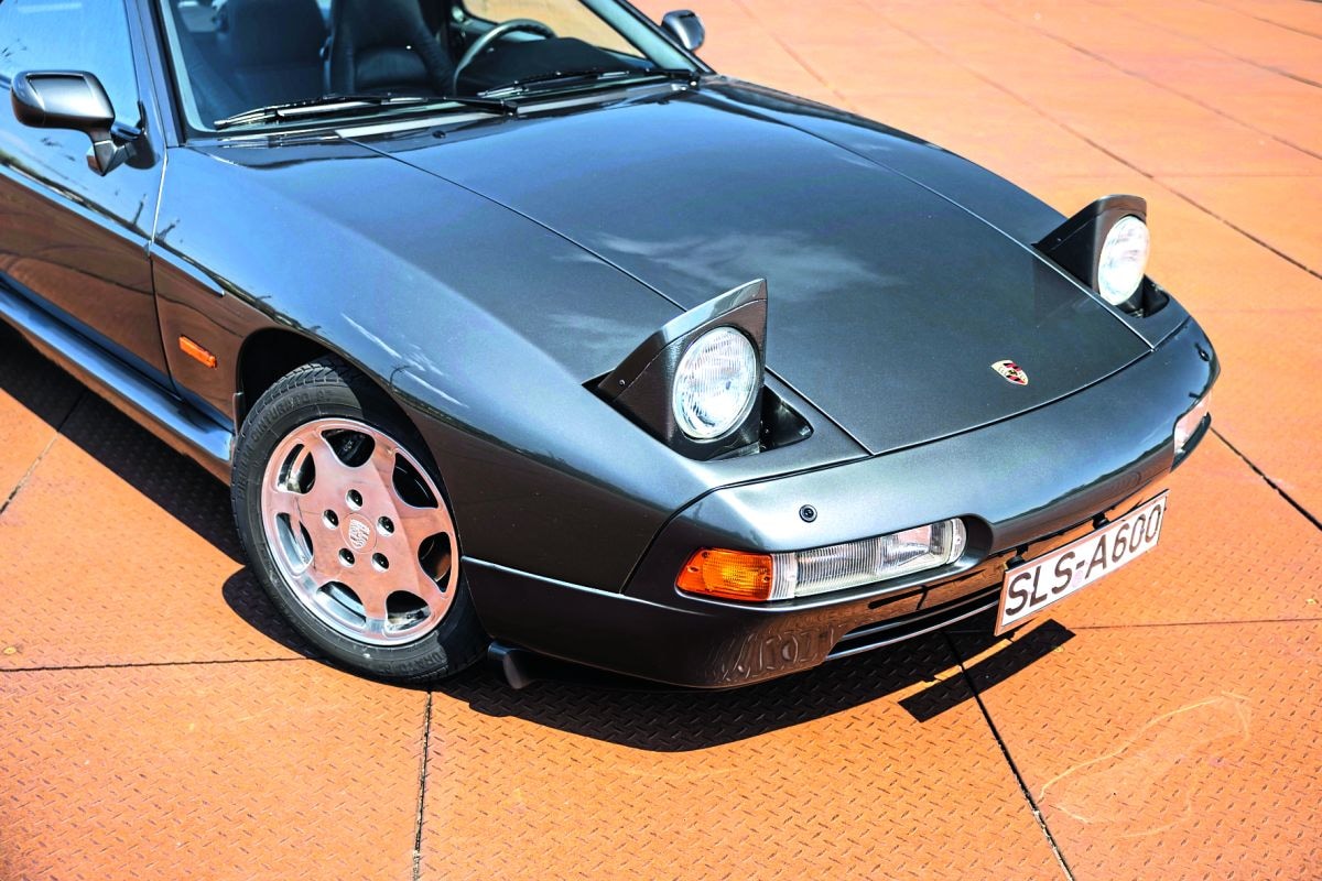 Porsche 928 met klapkoplampen van 944