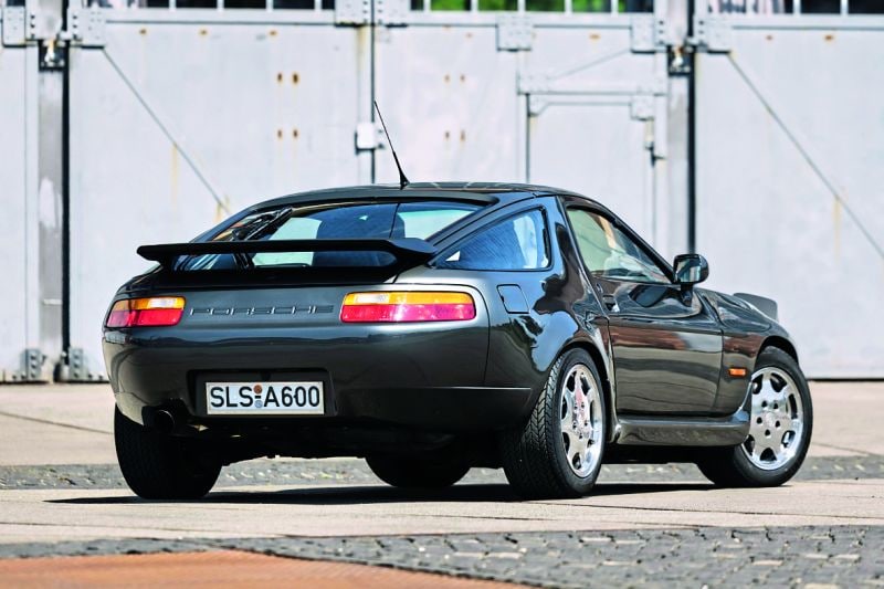 Porsche 928 met klapkoplampen van 944