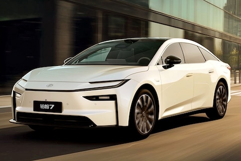 Nieuwe elektrische topsedan van Toyota is €83.000 goedkoper dan een Model S