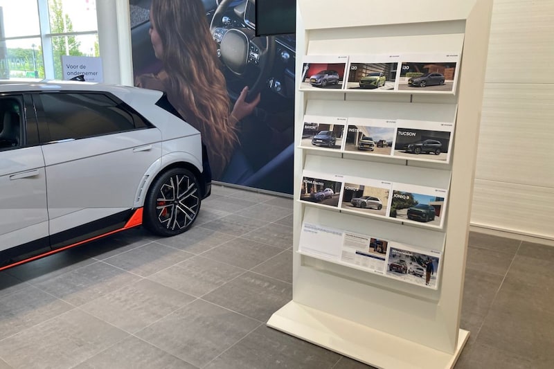 Brochureskast in Hyundai-showroom