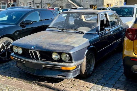 Deze BMW 5-serie wordt gelijk in het zonnetje gezet
