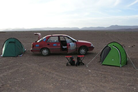 Met deze suffe sedan, zijn eerste auto, trotseerde Frank de Sahara